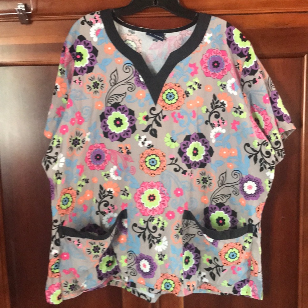 Tafford scrub top